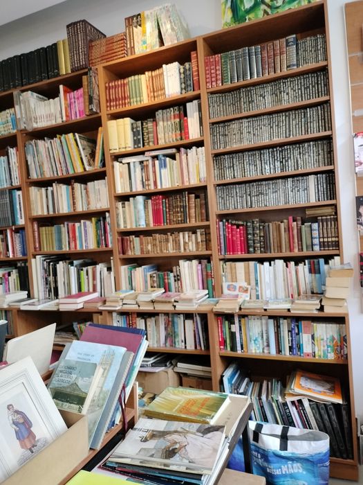 Estantes para venda e livros também...