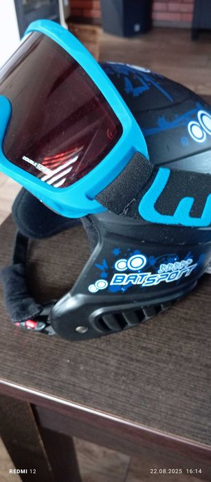 Kask narciarski z goglami i rękawiczki