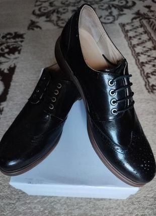 Круті нові шкіряні туфлі оксфорди