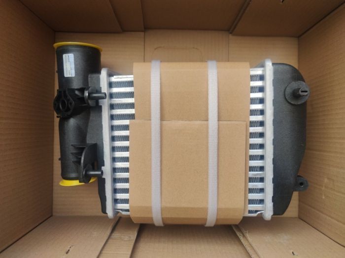 Радиатор интеркулера левый Audi A6 C6 2004-2008 2.7, 3.0tdi