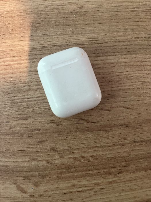 AirPods gen. 2. Prawa słuchawka gra trochę ciszej.