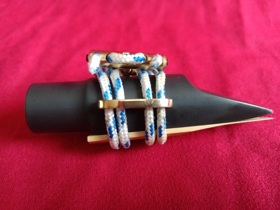 Uniwersalna ligatura do ustników saksofonowych.