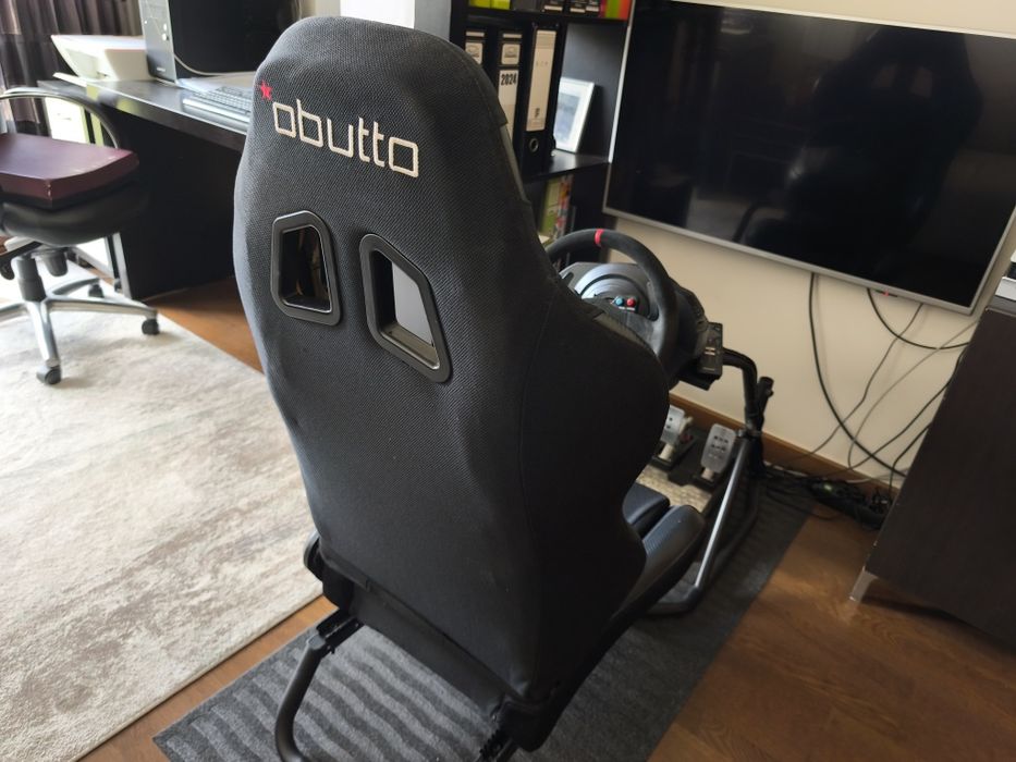 Cockpit Obutto com volante Thrustmaster T300 e pedais T-LCM