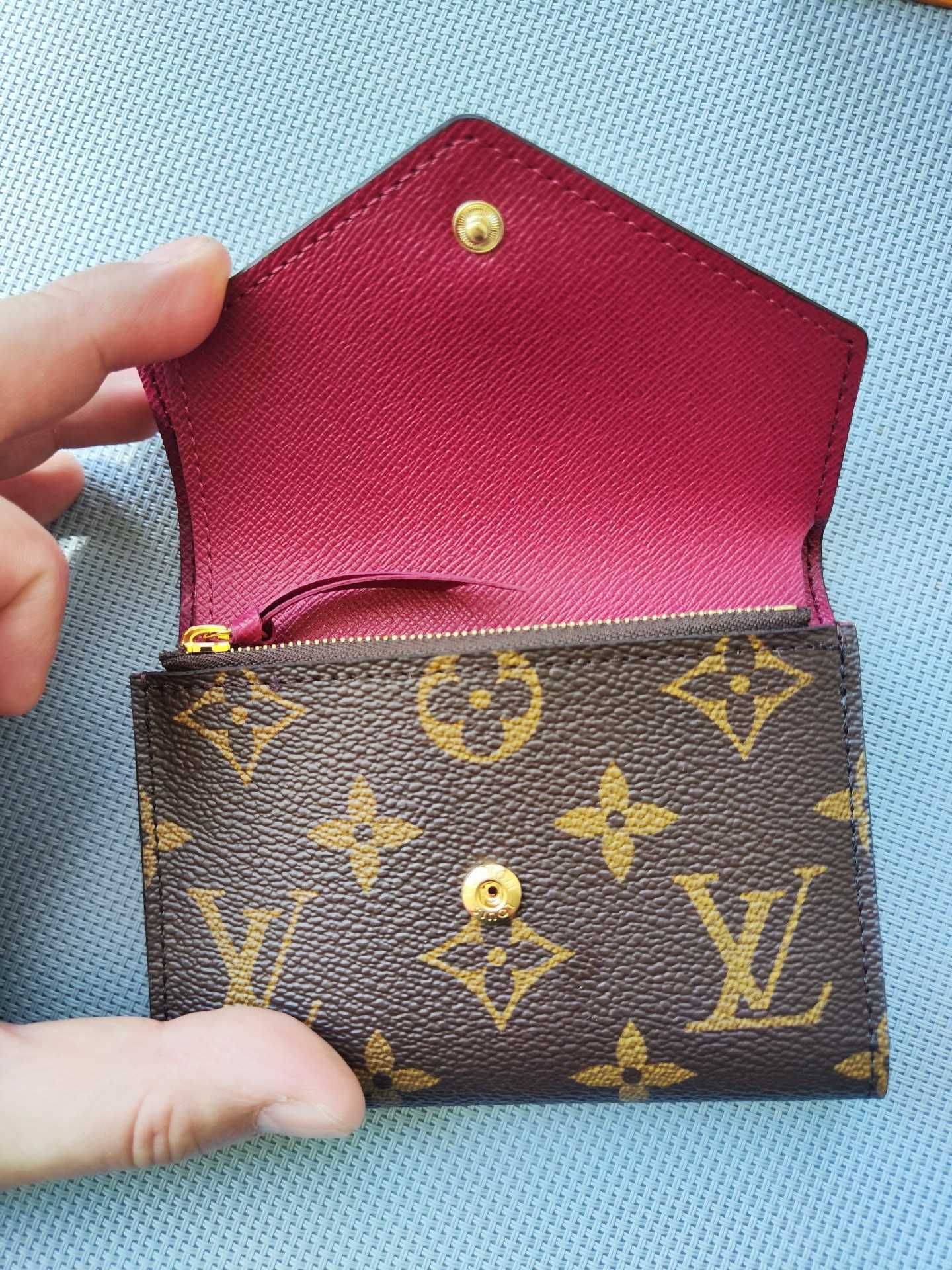 Nowe Louis Vuitton Victorine Mały portfel Róża czerwona przycisk