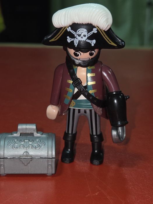 Pirata Playmobil com baú de moedas