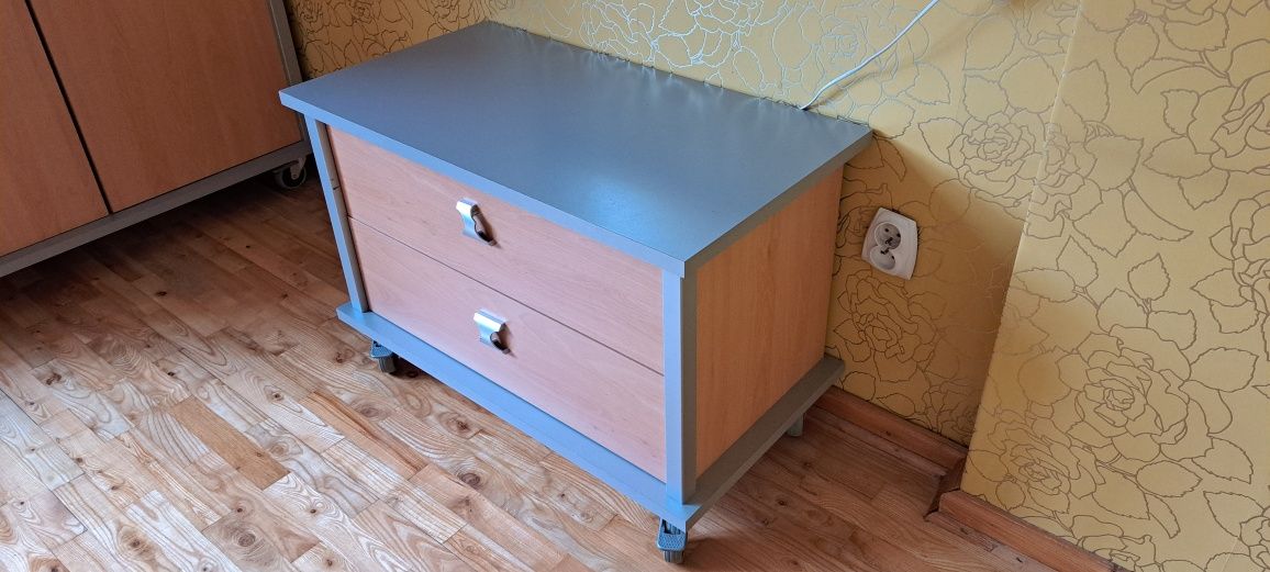 szafka nocna z dwiema szufladami z kompletu 5mebli
Wymiary: 53x79x42gl