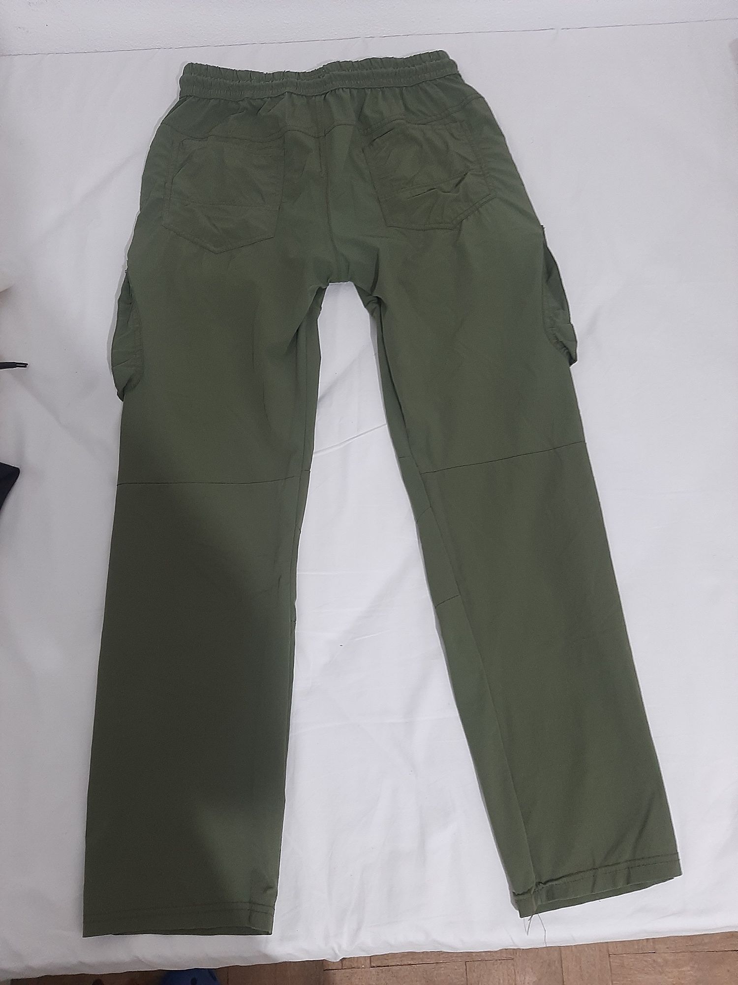 Calça verde Zara (Tamanho M) Original Unisexo disponível em bom estado
