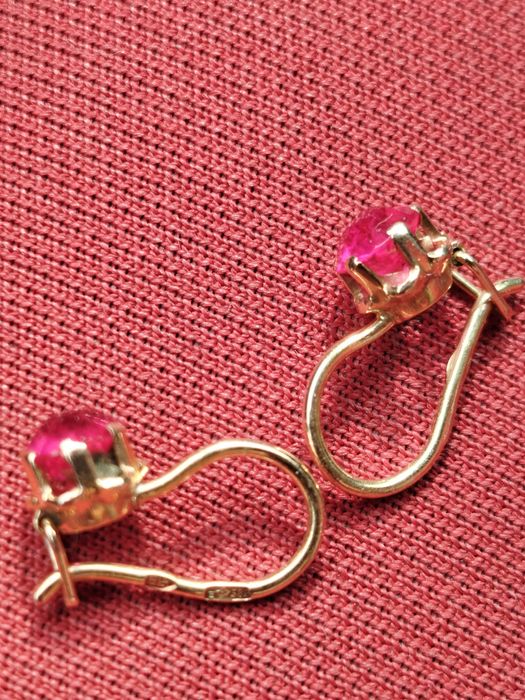 Сережки, кульчики з рубіном радянського виробництва.