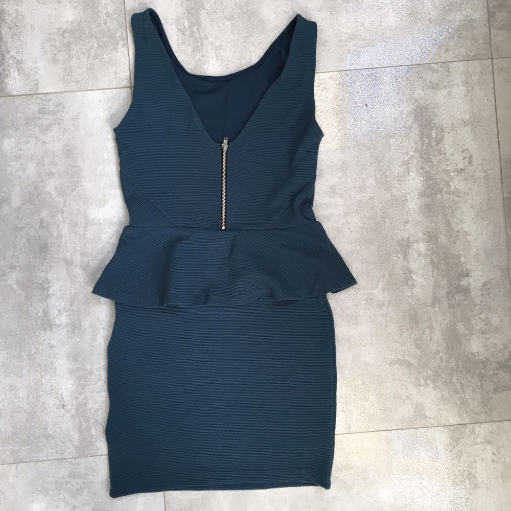 Sukienka H&M 34/36 XS/S z baskinką butelkowa zieleń dopasowana krótka