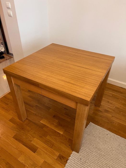 Rozkladany stol z krzeslami