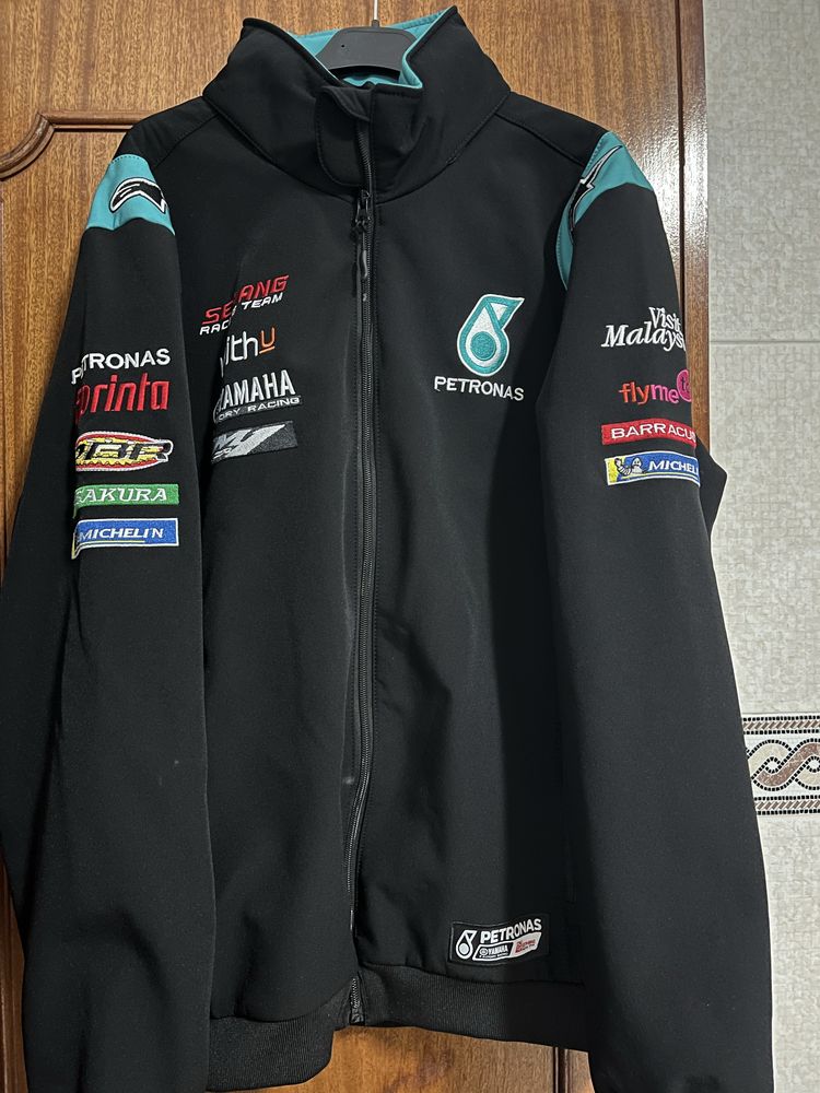 Vendo casaco petronas