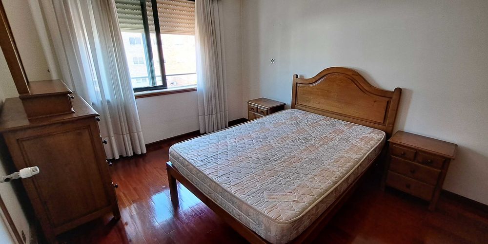 Mobilia quarto em castanho