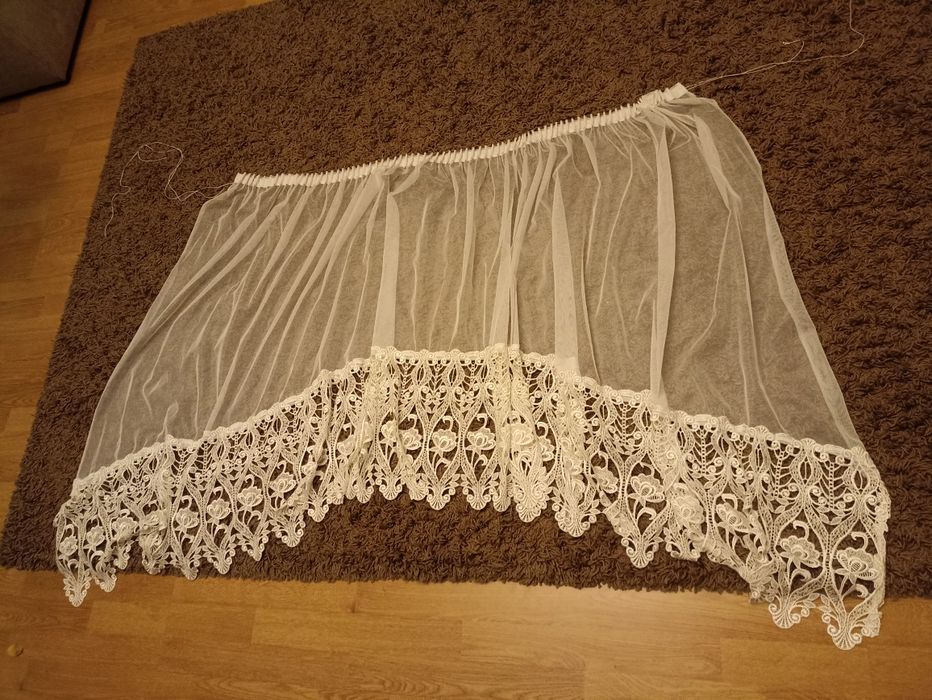 Bardzo ładna biała firanka z gipiurą