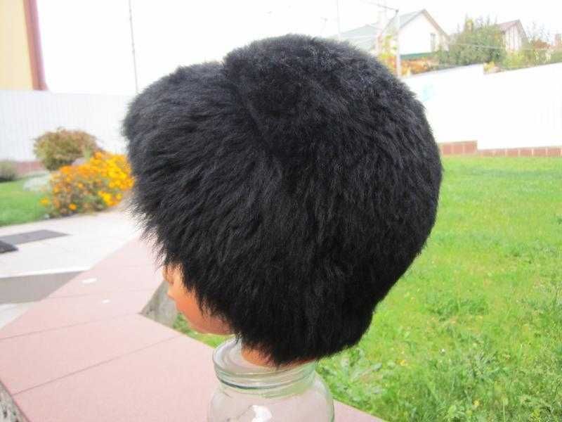 Меховая шапка из тосканского ягненка (Италия).