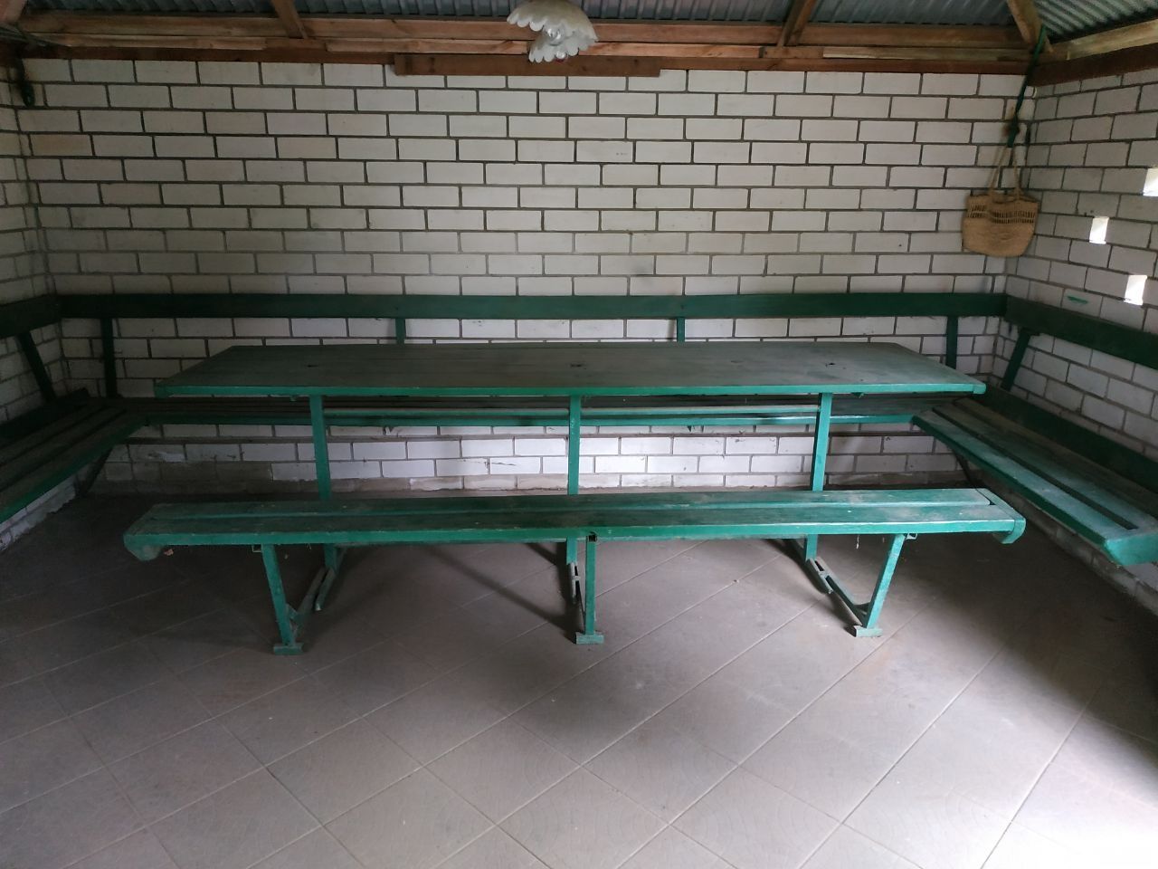 Стіл з лавочками