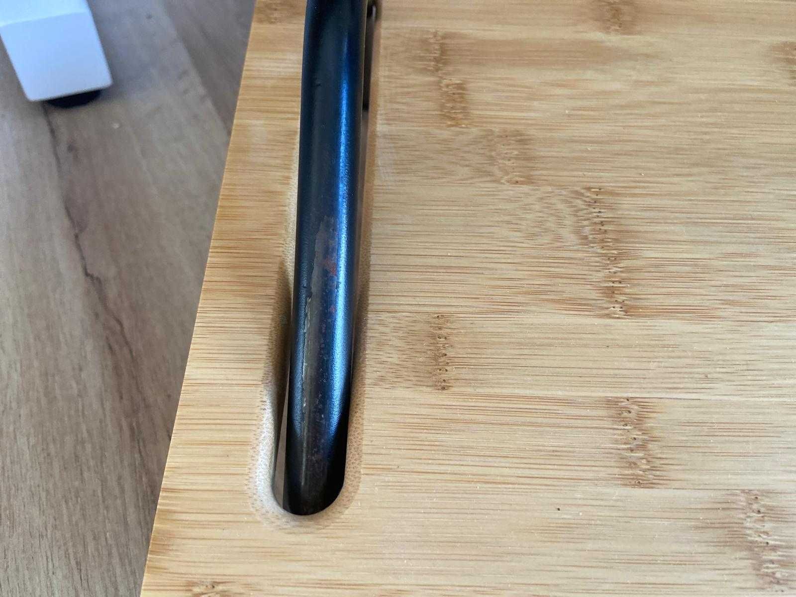 Apoio de pés ergonómico em bambu – ajustável na inclinação