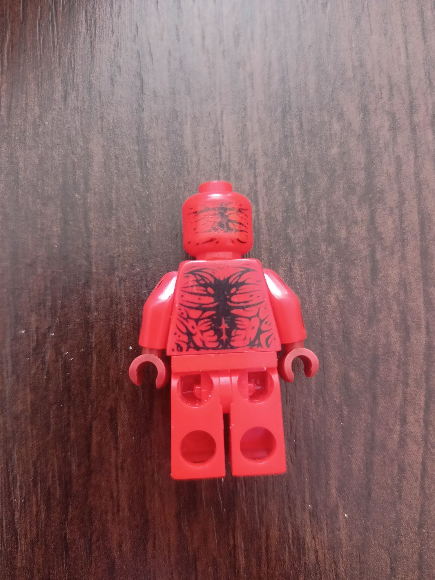 Figurka LEGO czerwony wenom