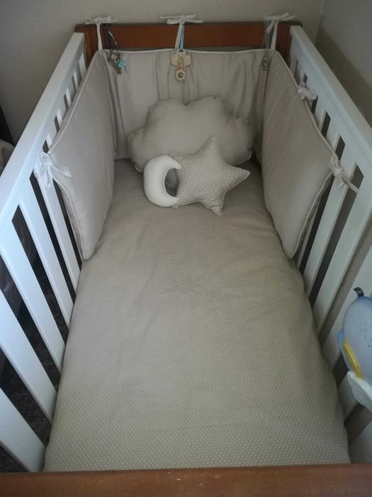 Cama de grades de bebé