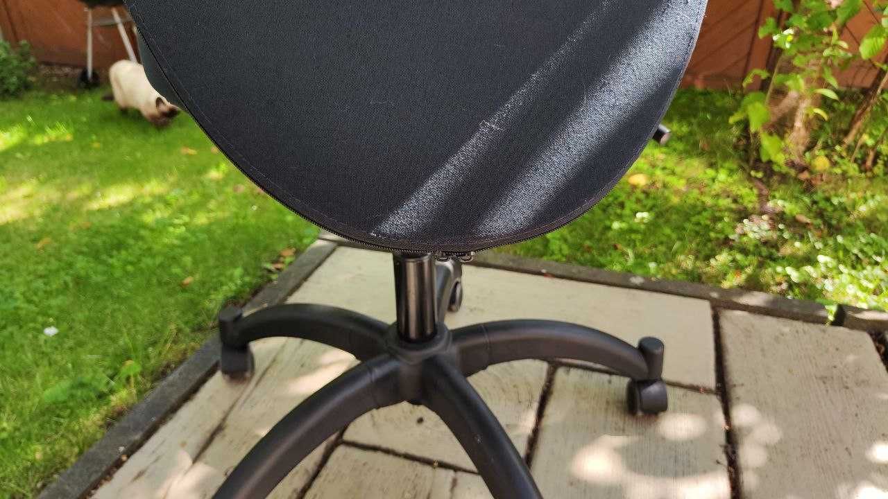 Czerwone krzesło biurowe Ikea Flintan: wygodne, obrotowe, poplamione