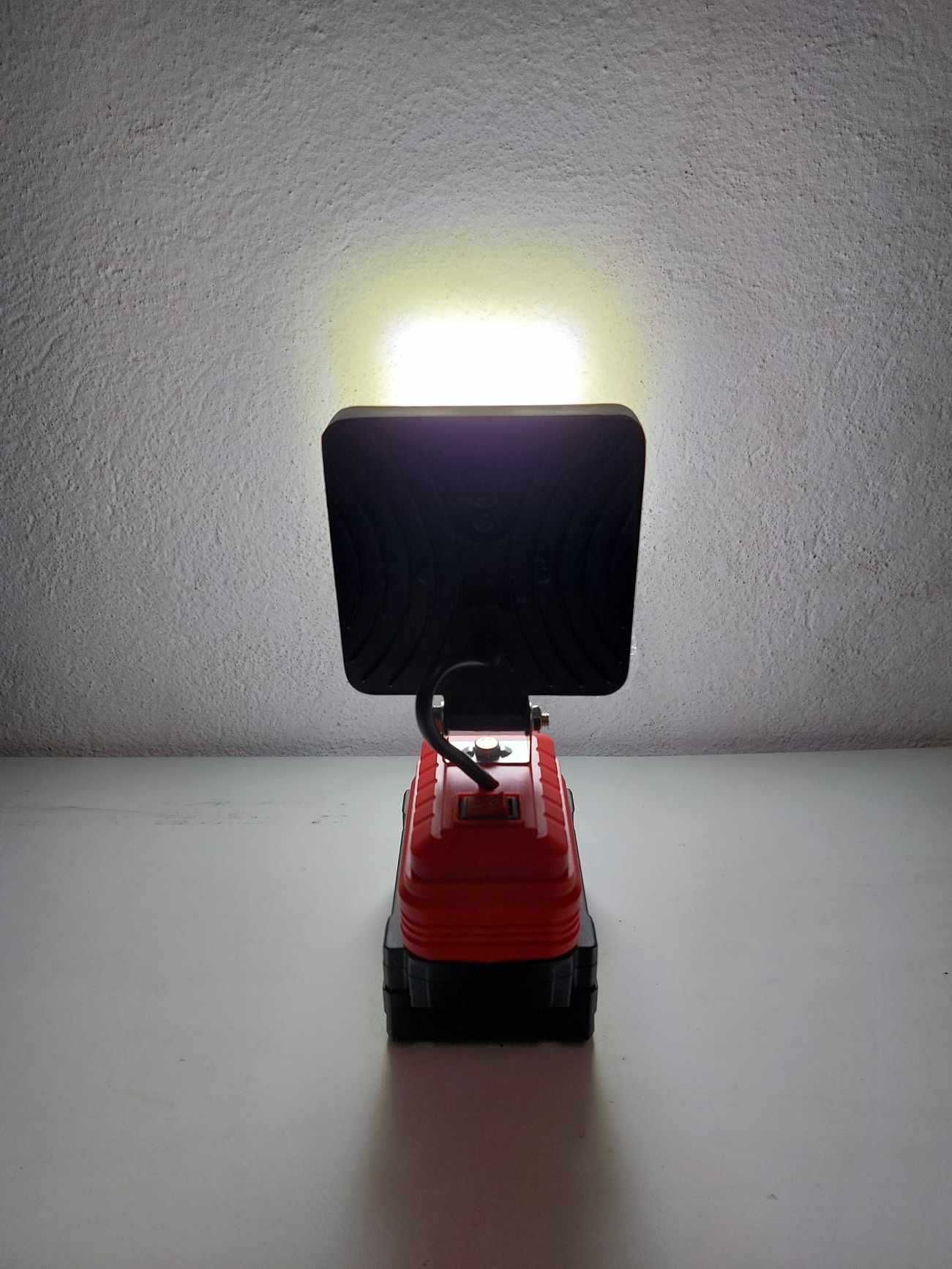Lampa LED Halogen na baterie Milwaukee M18