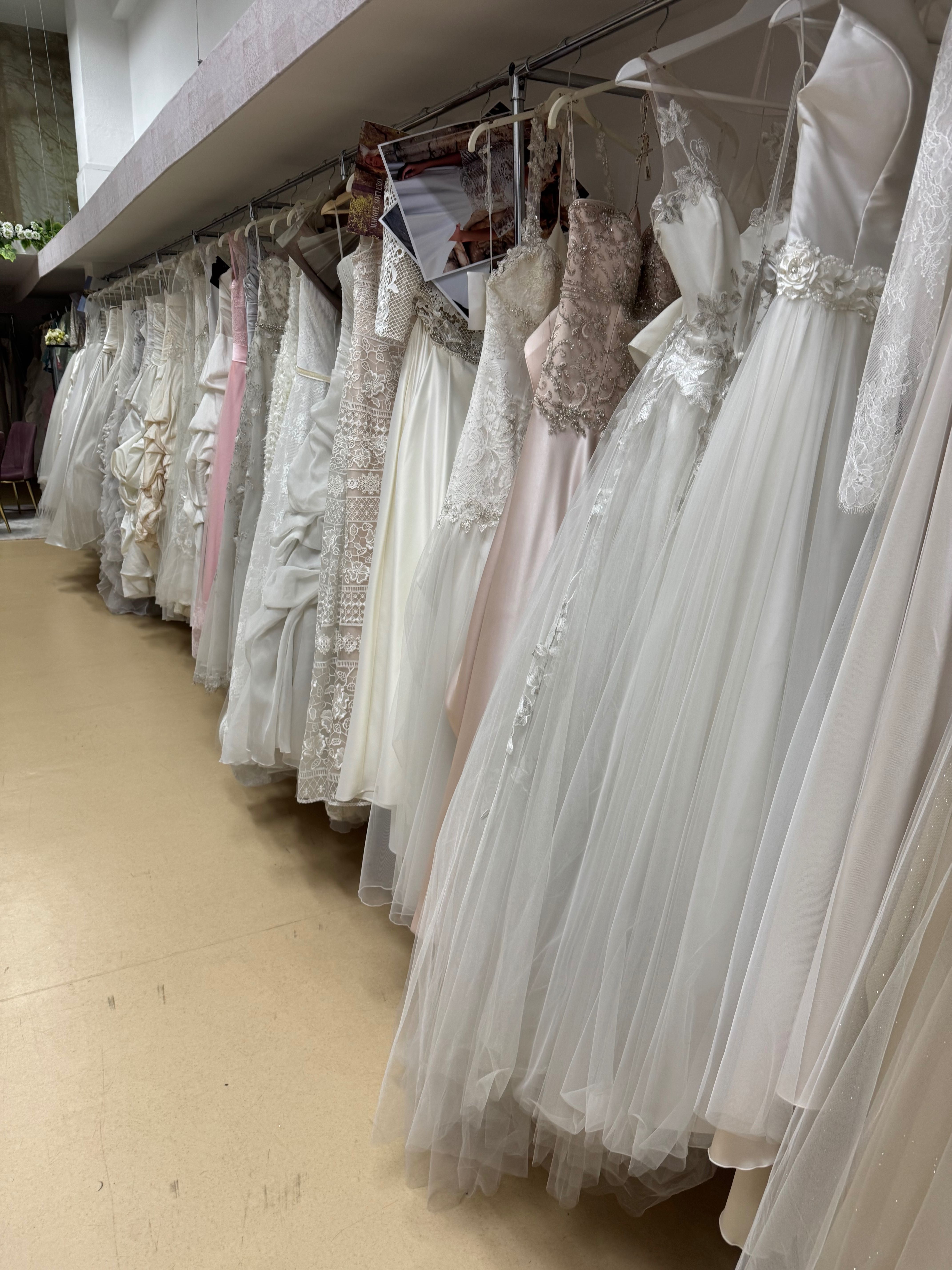 Recheio de loja de vestidos de noiva, festa e fatos de noivo