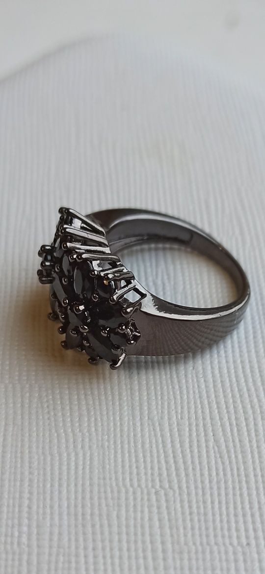Модное инкрустированное кольцо черное