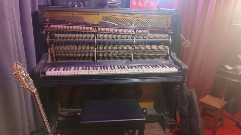 Piano vertical acústico IBACH