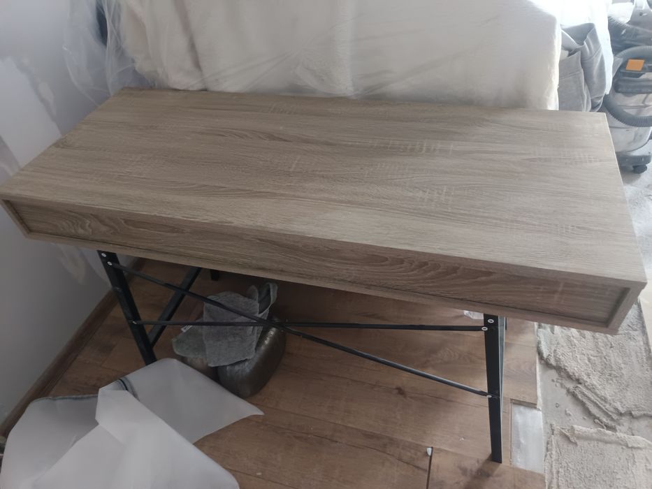 Biurko Jysk z szufladą i dwiema półkami