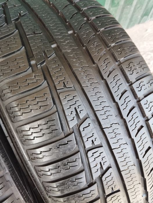 Пара зимових шин Nokian  235/55/17