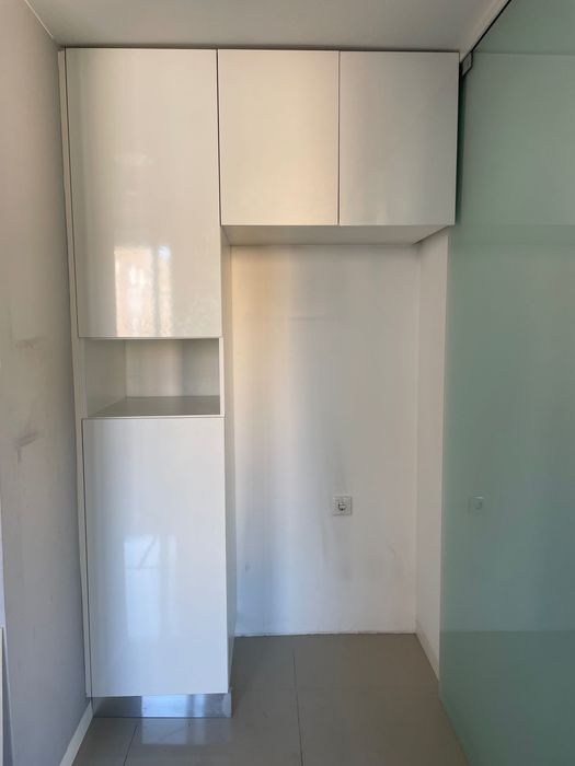 Cozinha branca com pedra