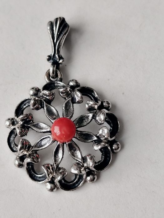 Stara zawieszka - styl secesyjny - srebro 835B + koral