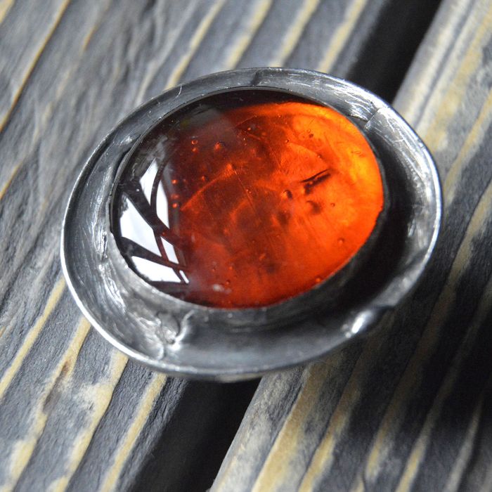 Okazały duży koniakowo pomarańczowy regulowany pierścionek witrażowy