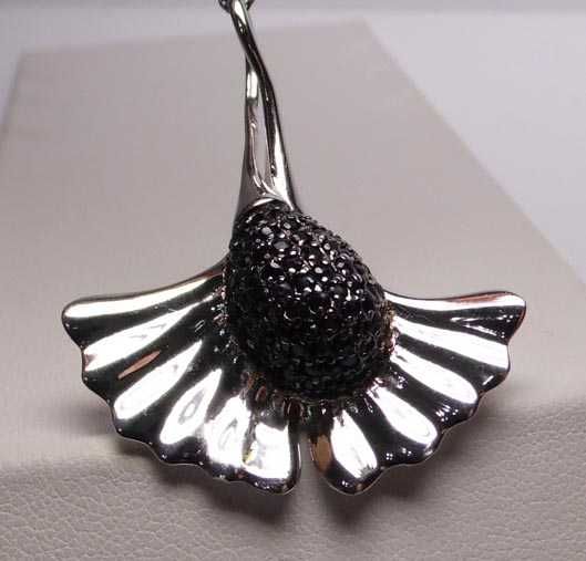 Srebrna zawieszka ciekawy kształt czarne cyrkonie