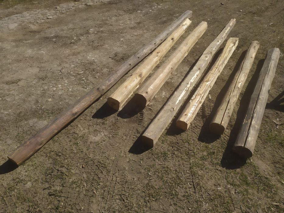 Stare bale belki konstrukcyjne ciosane drewno deski stodoła