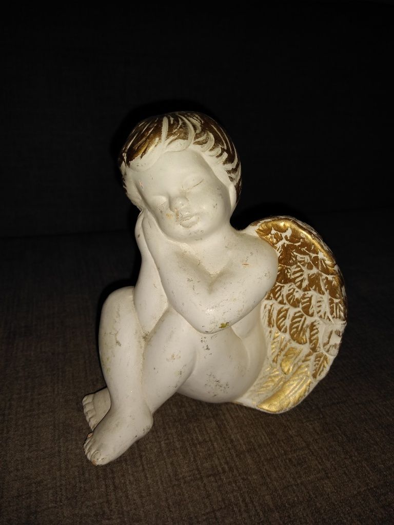 Porcelanowa figurka aniołka.
