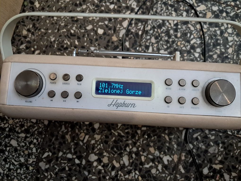 Radio hepburn z bateriami ,ma bluetooth