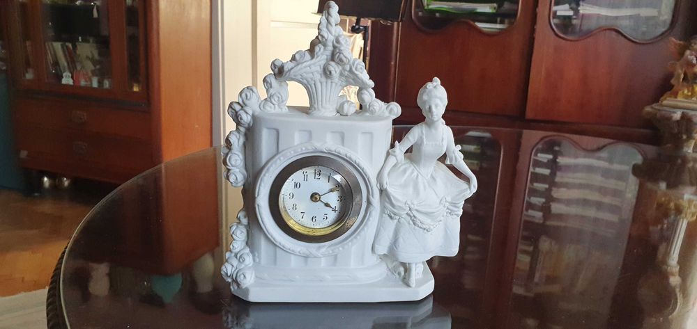 Zegar, porcelana biskwit, na chodzie, Francja.