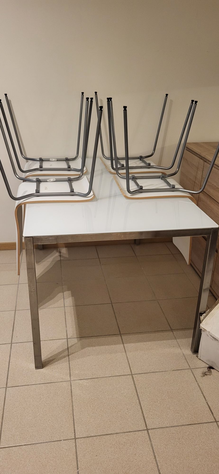 Mesa e cadeiras brancas