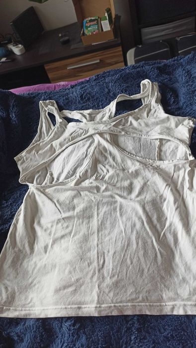 fantazyjnie wycięty tank top