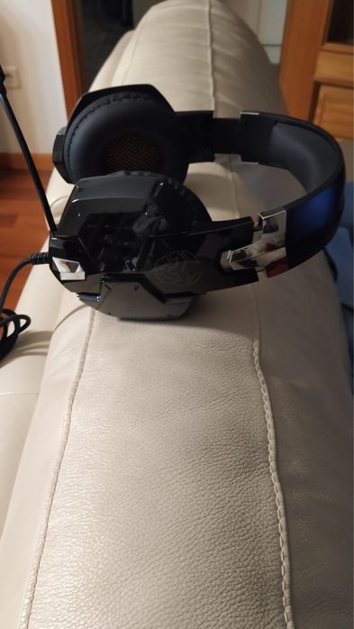 Playstation 4 PRO 1 TB + 1 comando + 1 jogo + auscultadores