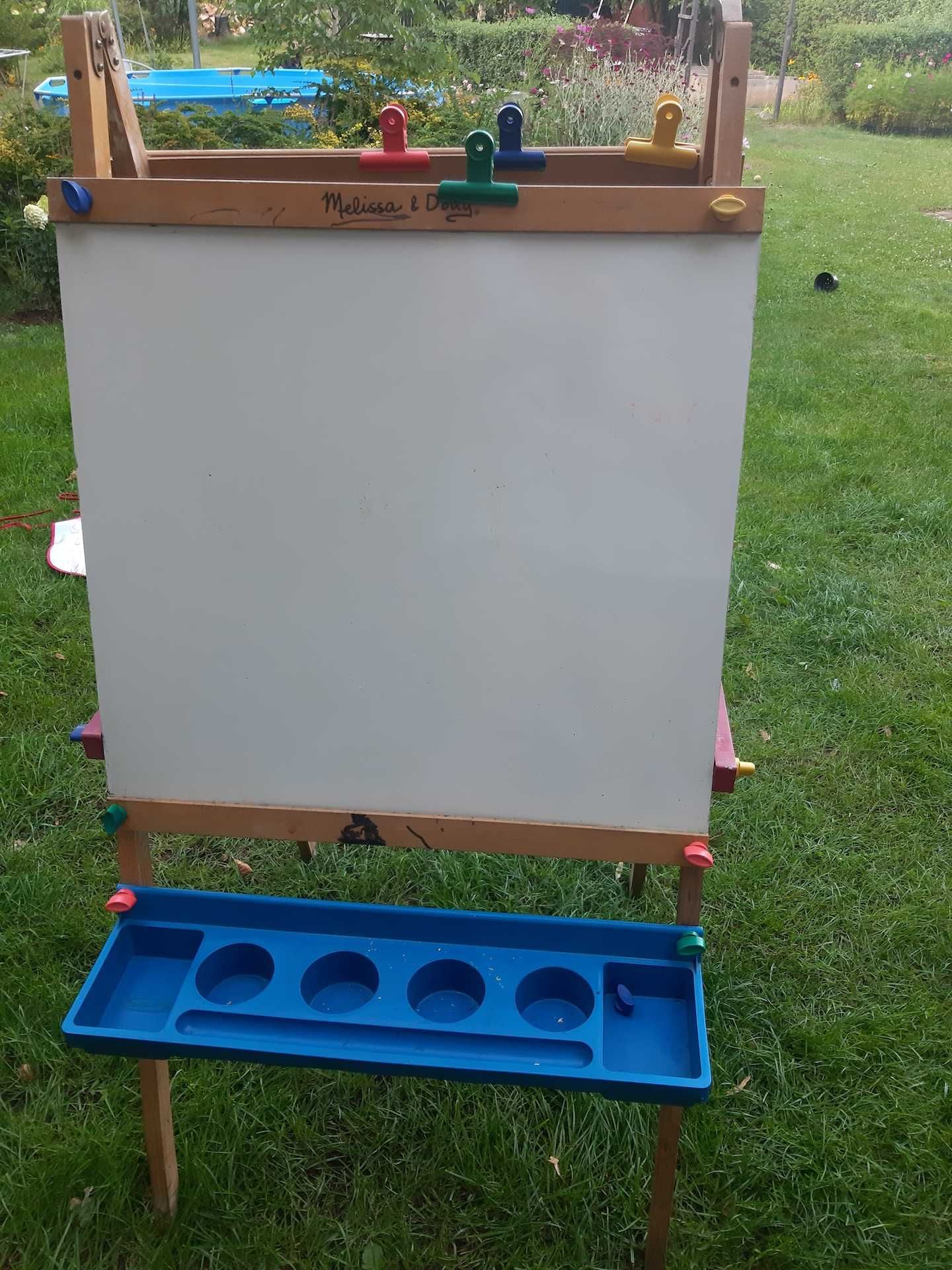 Tablica i sztaluga z regulacją Melissa&Doug plus fartuszek Rex