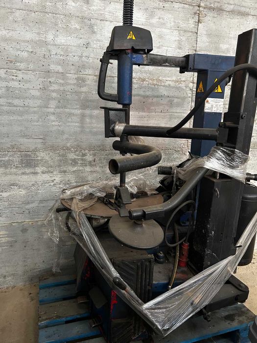 •	Máquina de desmontar pneus
