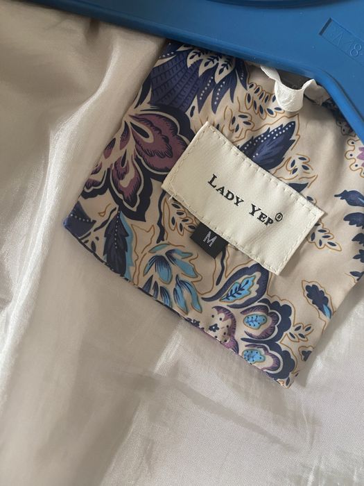 Курточку висна , осінь