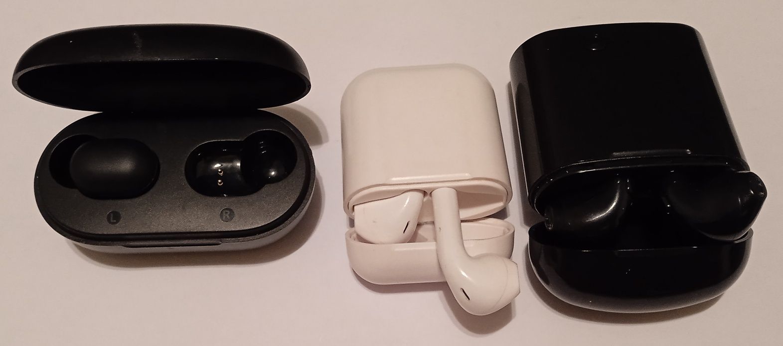 3 caixas de auriculares a carregar