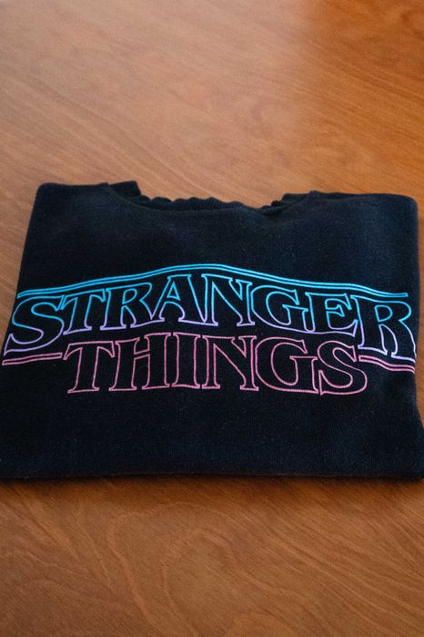 Sweater preta com design inspirado em Stranger Things