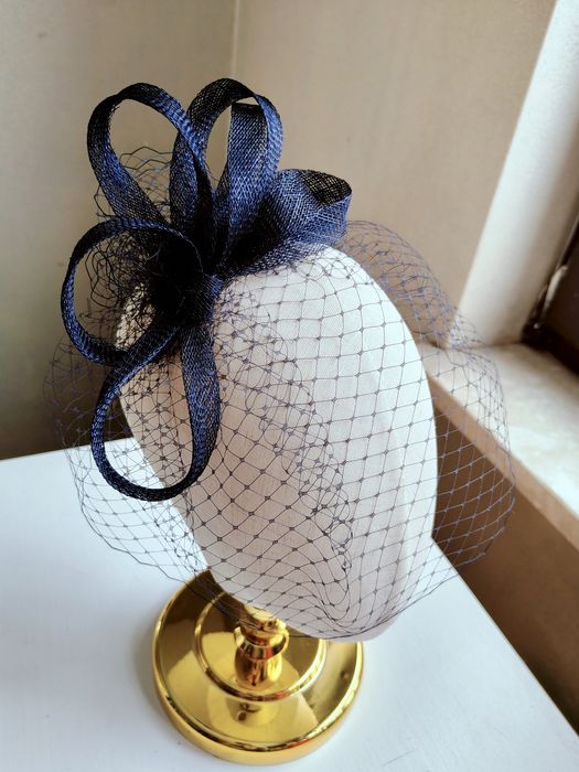 Granatowy fascynator z woalką na opasce. Wieczorowa ozdoba do włosów