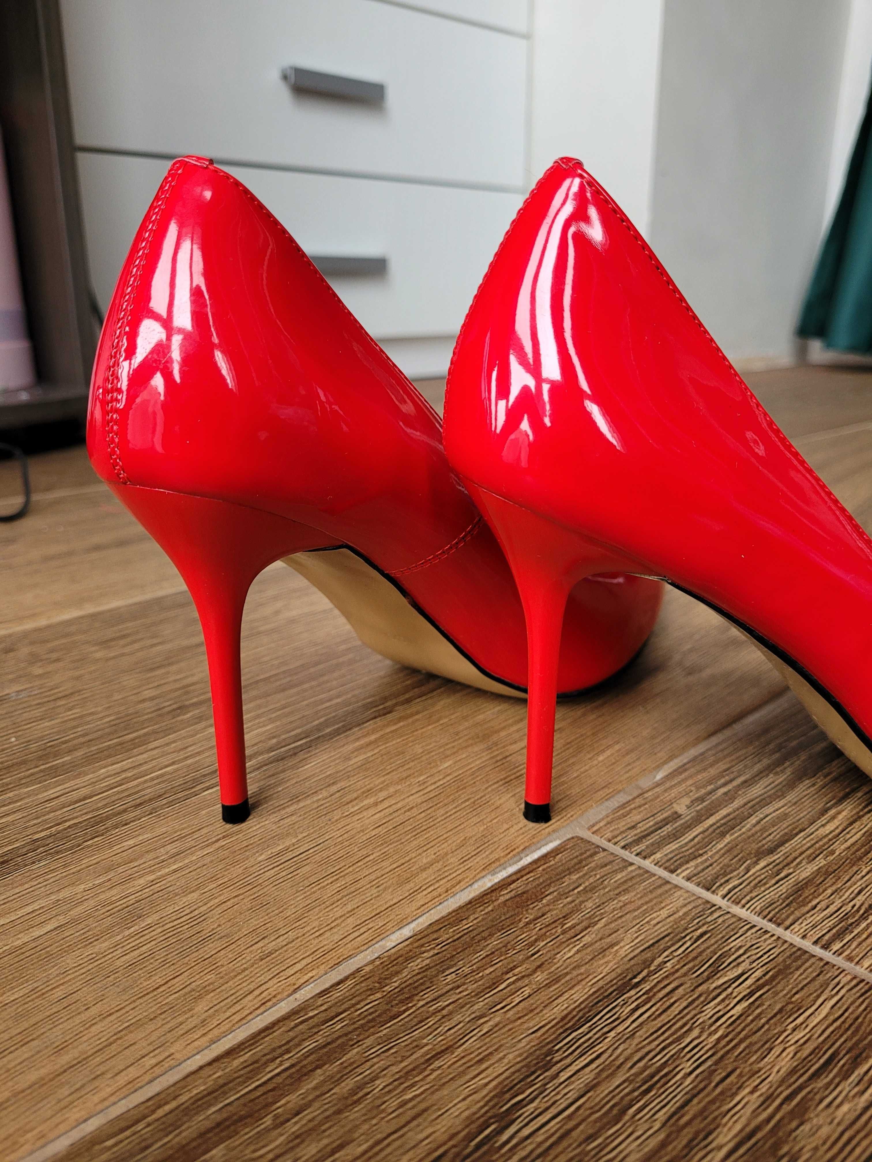 Жіночі туфлі червоні лак 37-38