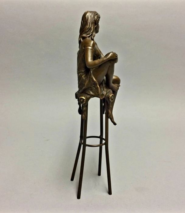 Estátua em Bronze " Mulher Sentada"