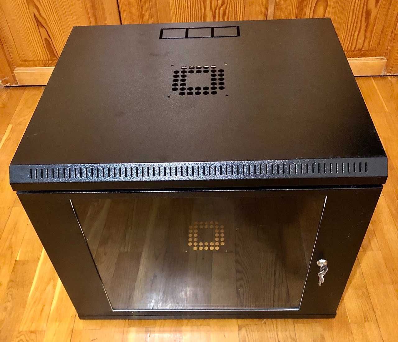 Продам новый серверный шкаф 19 дюймов со стеклянной дверью и замком.