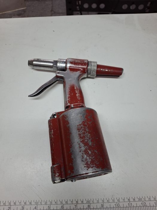 Пневмопистолет закльопочний